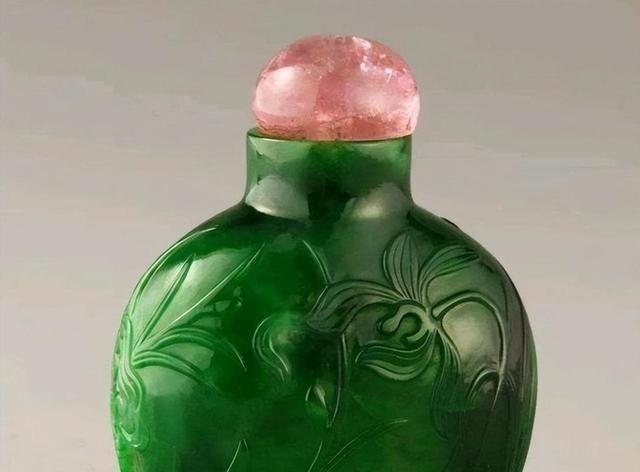 1966年，山东烟台一个老汉，无意中挖到一个绿瓶子，为了不被发现，便把它藏在家中