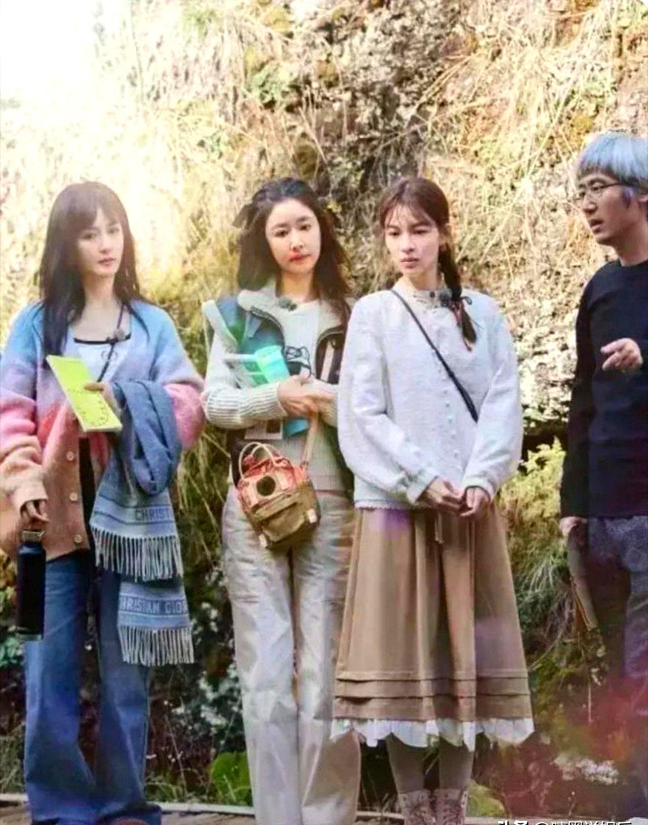 这张合照太诡异了，最老的那个，看着竟然最嫩。旁边是齐刘海的谢娜，另一边是小