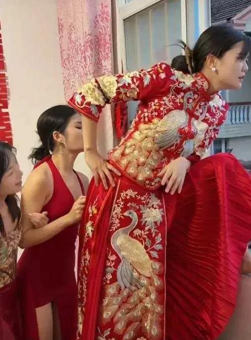 第一次结婚，看着挺着急的！[吃瓜]