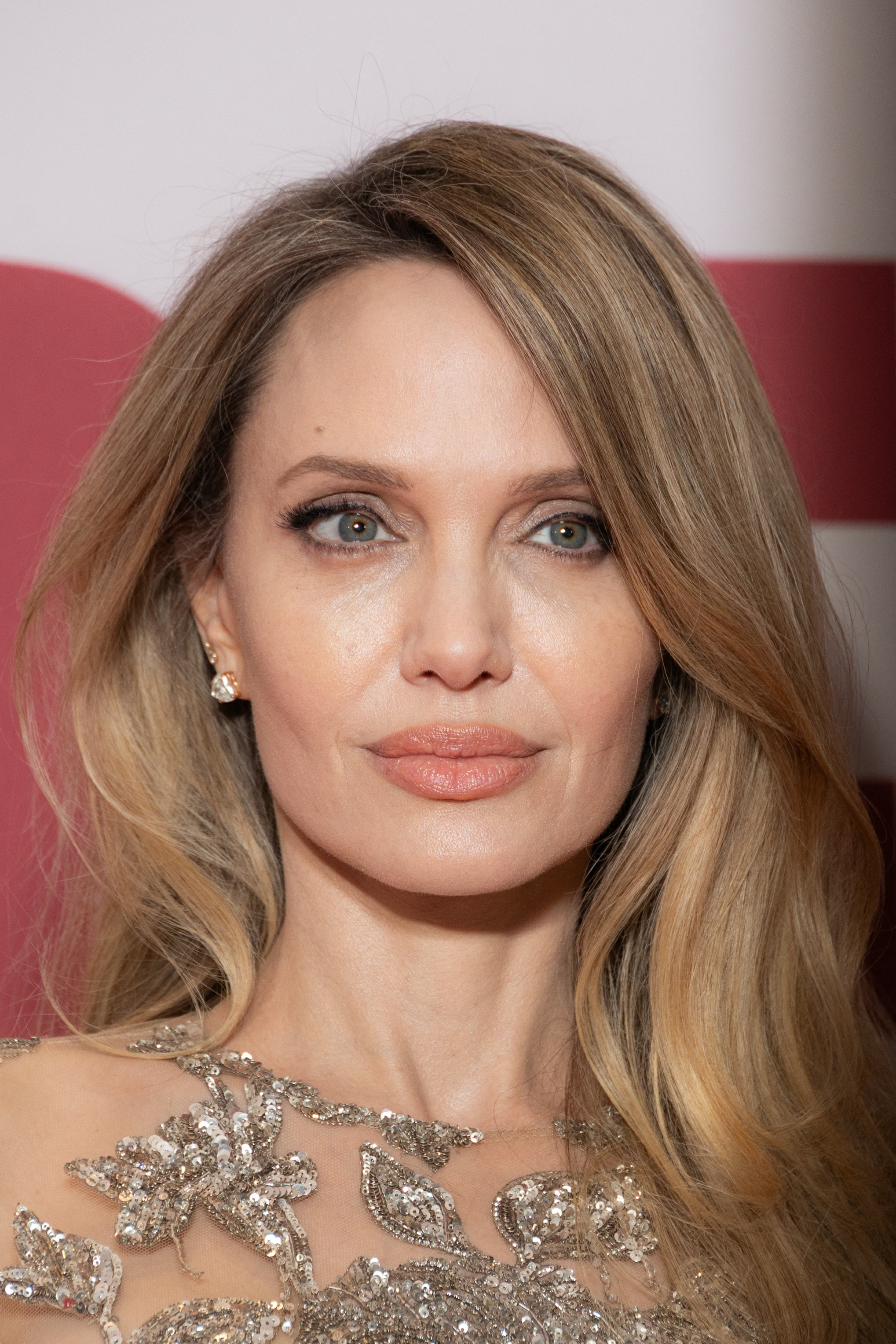 安吉丽娜朱莉超美亮相新片《时装》巴黎首映礼！！！