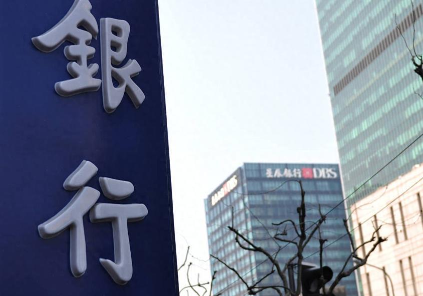 上周老家邻居王叔打来电话，声音都在抖：“又一家银行出事了，我这50万养老钱，要不