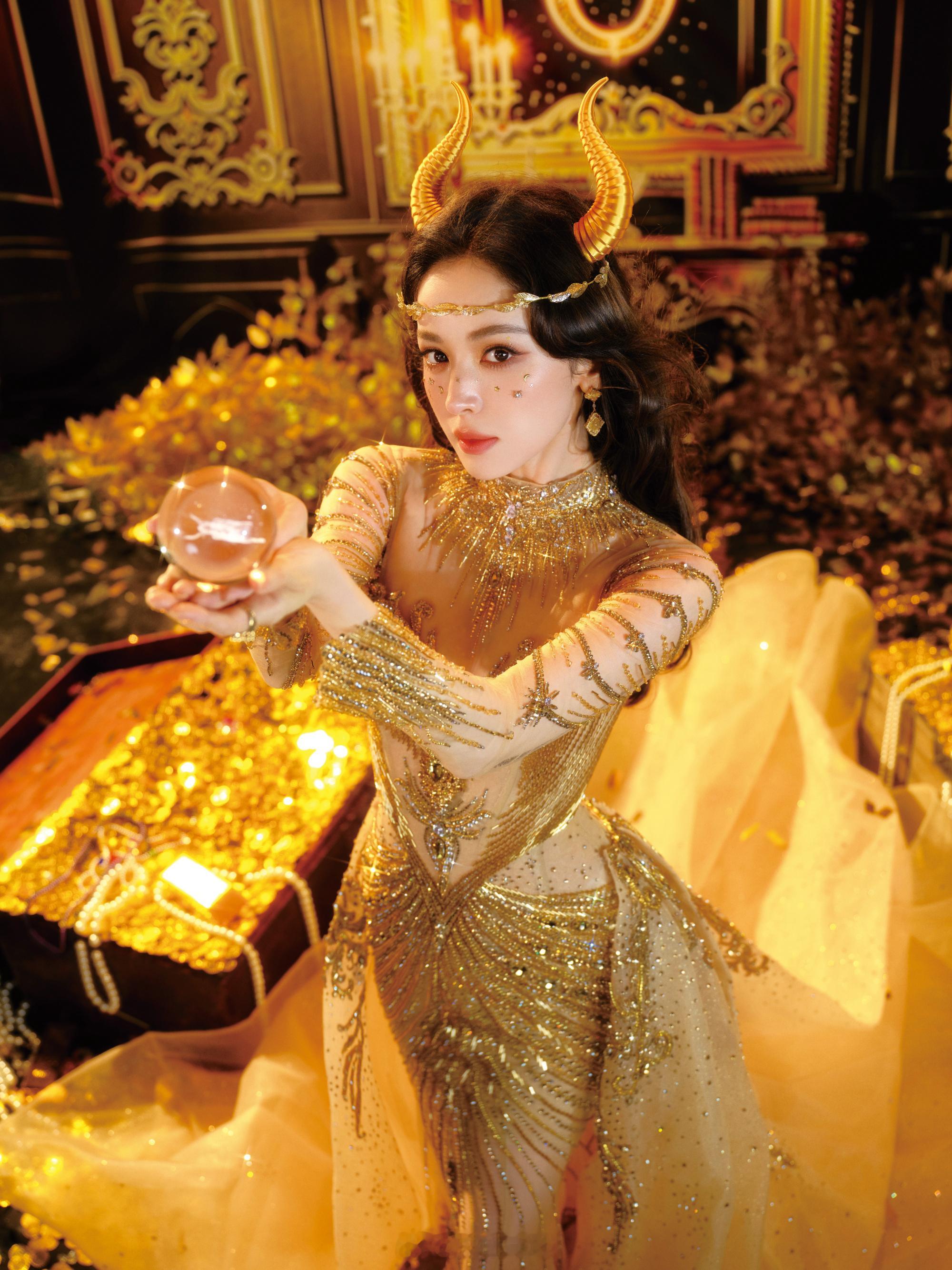 鎏金长裙、化身女神高贵优雅——古力娜扎。每日明星美图分享话说现在还是江语晨浪
