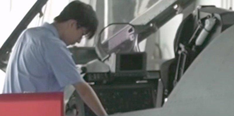 歼-35A空军型驾驶舱的单个一体化大屏幕，单个屏幕取代了传统仪表盘，属于全触控操