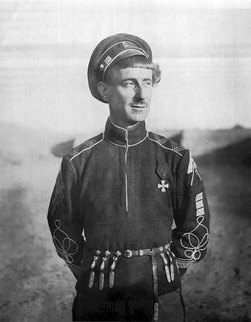 白军名将安年科夫外号黑色阿塔曼此人杀人成性残暴，口碑不如高尔察克邓尼金