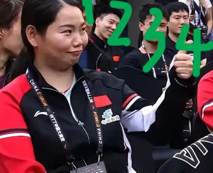 国乒男队吃瓜不嫌事多，当楚钦老师给何卓佳抽到世界第二王曼昱时，佳佳默默给楚钦老师