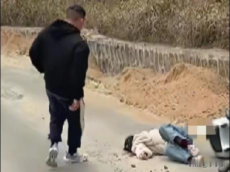 近日，广西钦州一交通事故现场，一名女子躺在地上，头部大量出血，情况十分危急。正在