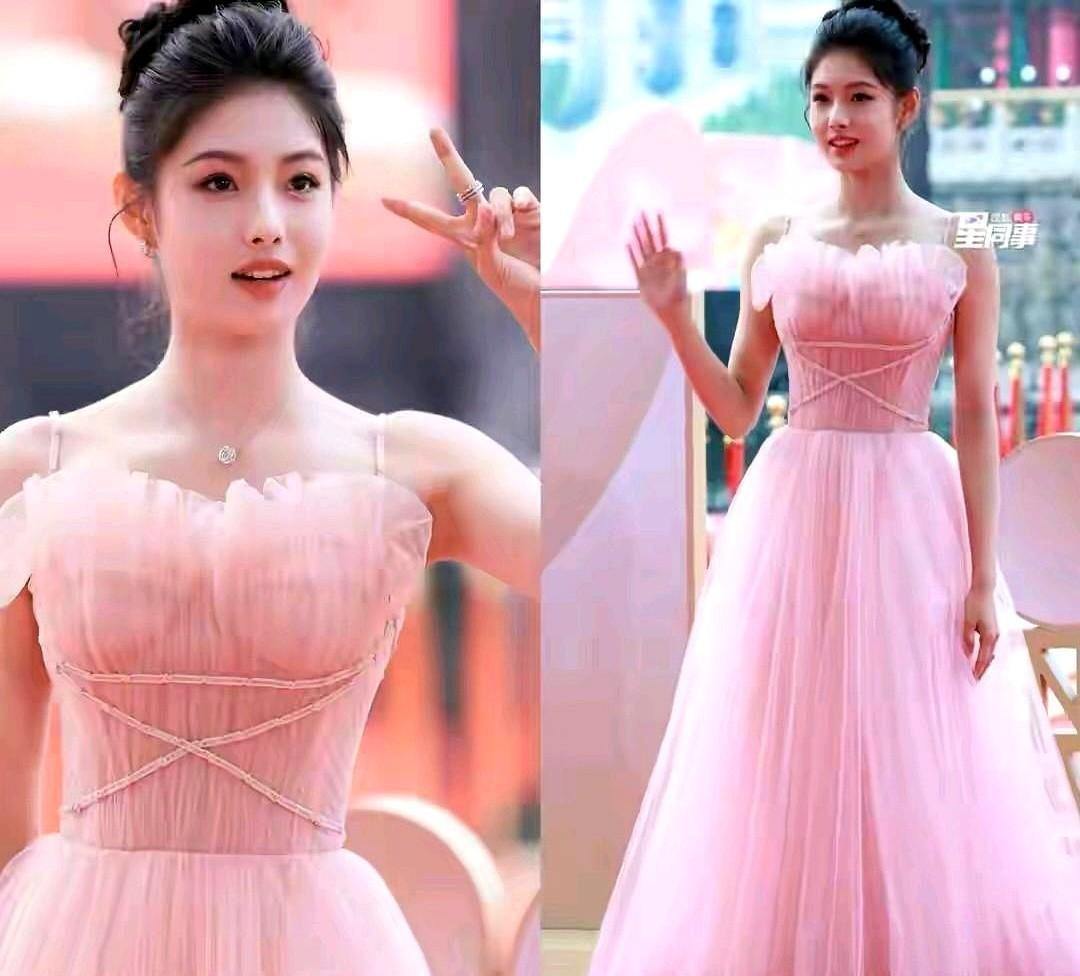 七岁上片场，十七岁才被看见。别人在拍广告刷脸，她在横店啃剧本、等灯光、演死人、