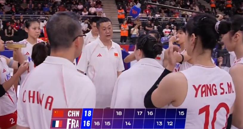 中国女排这回“赚大了”！3-0复仇法国只是开胃菜？赵勇这场“轮换实验”，藏着中国
