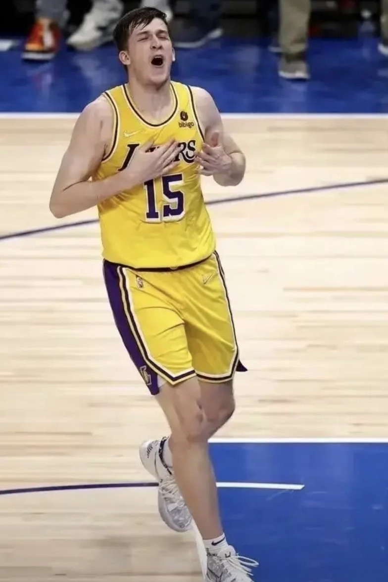 《湖人日报》援引消息人士说，湖人在今年休赛季将给奥斯汀－里弗斯提供５年２.４亿美