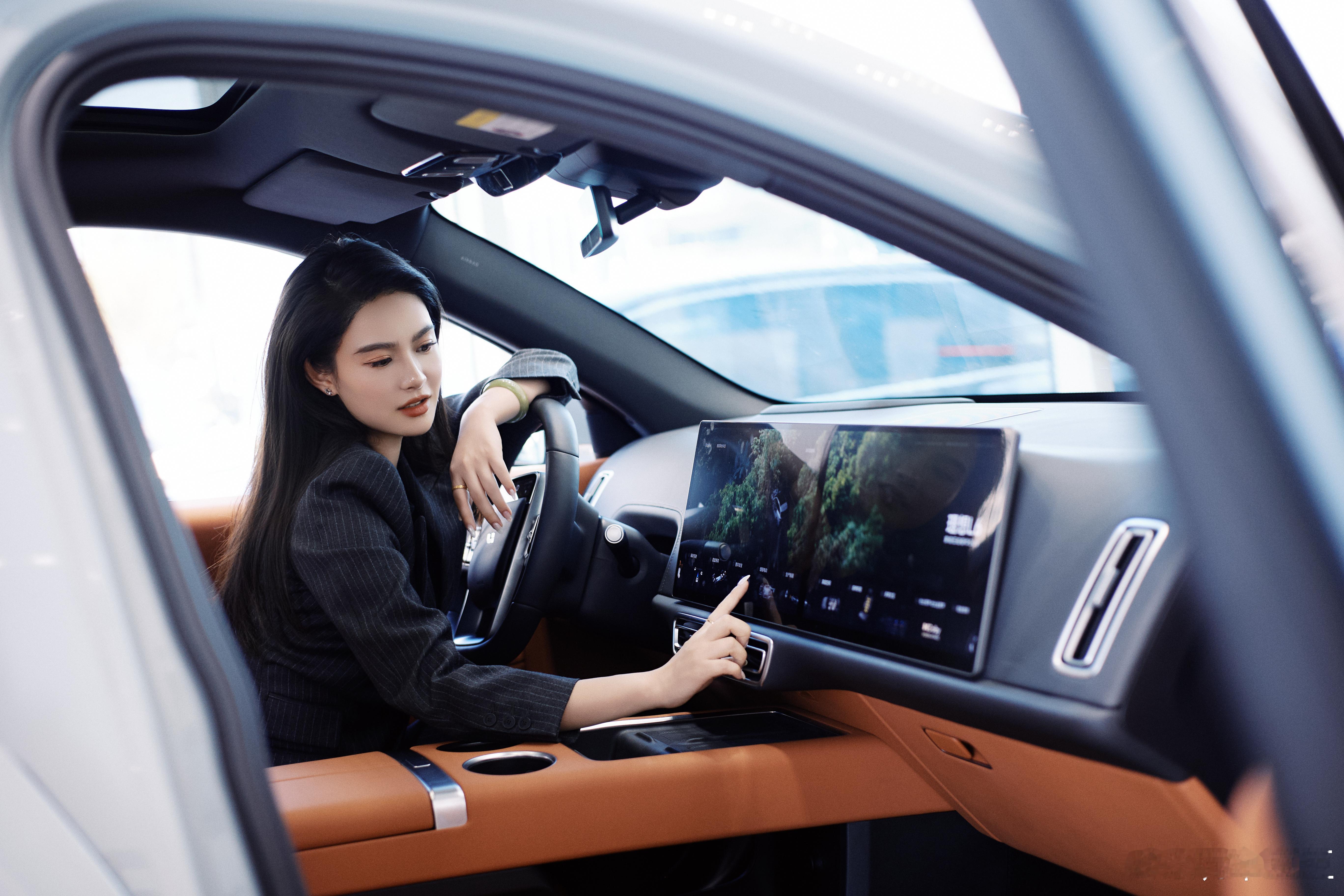 再拍摄两天，我就陪我姐妹出去玩喽[滑稽笑][滑稽笑][滑稽笑]最近的工作主打一个劳逸结