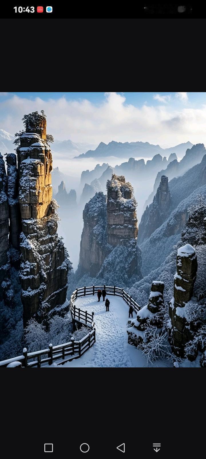 雪落张家界，人间仙境雪后的张家界，石英砂岩峰林裹着素白银装，如剑戟刺破云海。