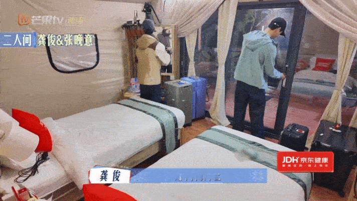 谁懂这种社恐式慌张！张晚意遮监控还没捂热乎，就被导演组找上门，背后藏的监控更是暴