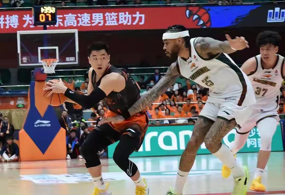 山东队淘汰辽宁后，邱彪冲进更衣室，没提战术，第一句话就点名了两个人，这场硬仗打完