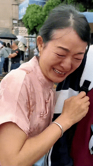 一个3岁就没了妈妈的男孩，爸爸又离开。小姨心疼他，把男孩接回家抚养。小姨含