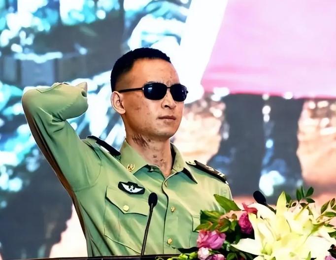 网上有人给杜富国算了笔账：月津贴3万2，国家分了180平的房子，水电燃