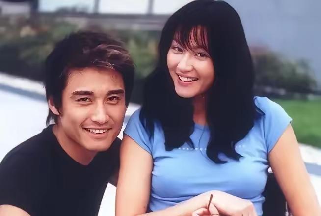 胡兵泪如雨下，80岁母亲临终前紧握他的手：放下瞿颖吧，你50了，妈妈闭不上眼。这