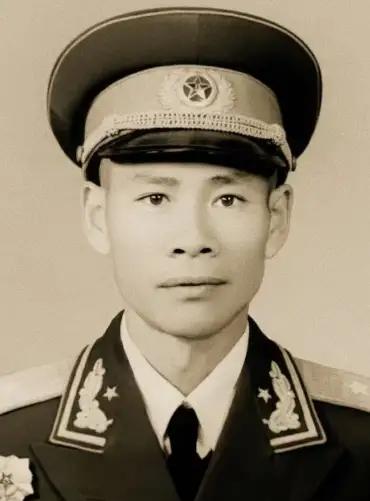 1969年，一个副军长彭思忠去西安热电厂视察，陪同的厂长在后面点头哈腰。结果，这