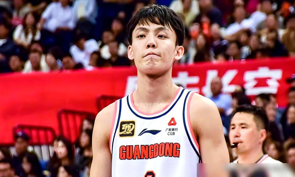 徐杰刚因伤落选男篮大名单，转头就提前结束假期归队训练。崴脚旧伤反复，被杜锋、