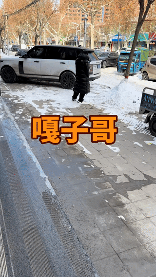 一名网友在街头意外偶遇“嗄子哥