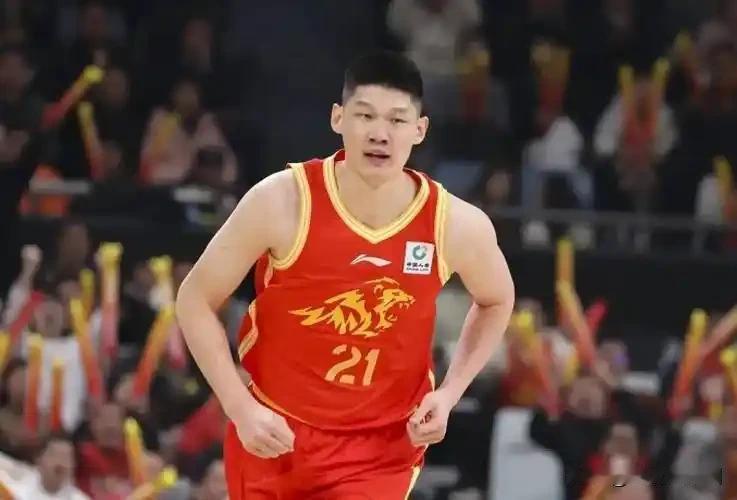 毫无疑问，中国男篮7月份世预赛12人大名单如下:1.后卫赵睿，贺希宁，廖