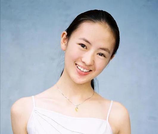 2003年，张国立的儿子张默在中戏门口殴打女友童瑶，18岁的童谣被打到跪地求饶：