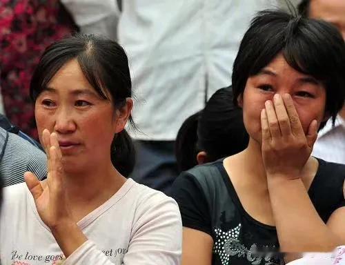 嫂子将小叔子当成儿子抚养了15年，小叔子也把嫂嫂当成了母亲一样孝敬。阿俊13