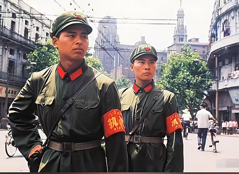 60年代，上海南京路上正在执勤的两位好八连战士。历史