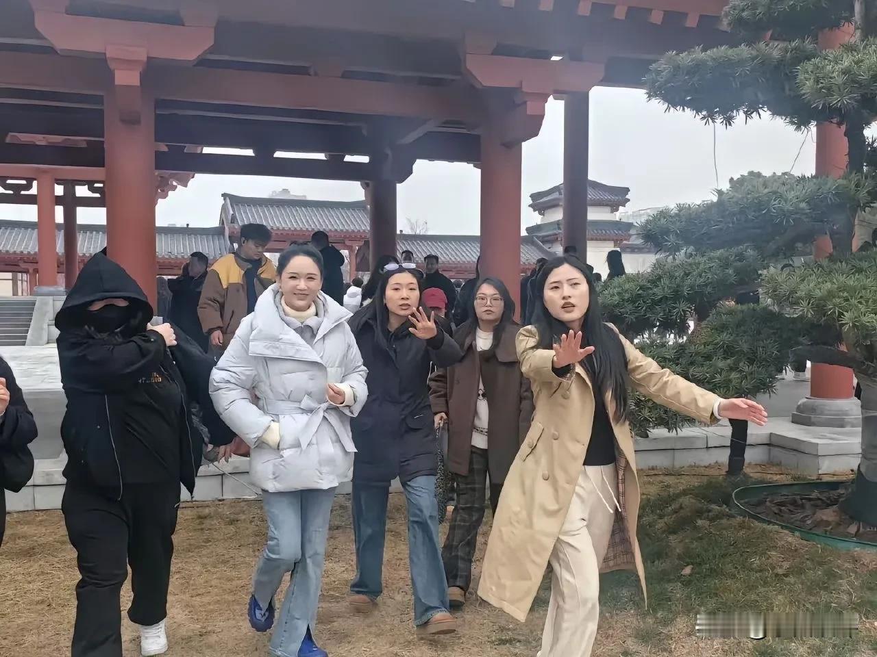 陈乔恩私服营业被偶遇！浅蓝羽绒服配开叉牛仔裤美成冬日穿搭模板！网友近日捕获了野