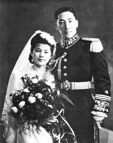 1944年，蒋纬国迎娶白富美石静宜，她肤白貌美秀色可餐，却在35岁时被蒋经国秘密