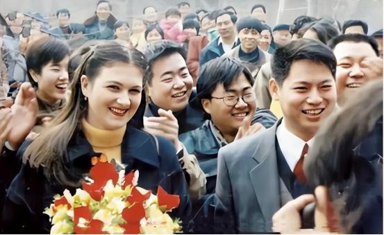 泪目了！多年前，一名乌克兰女子远嫁给河南穷小伙，婚姻8年，生下3个儿子，都上了乌