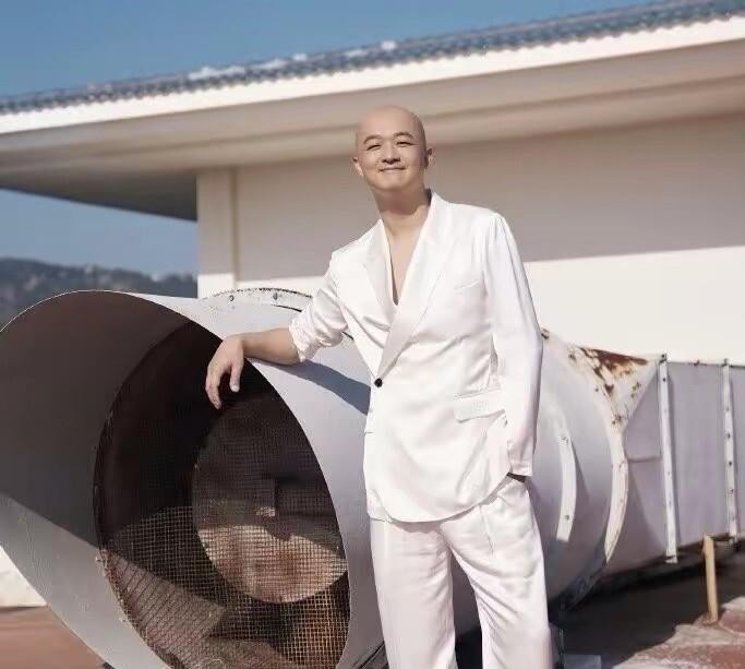包贝尔婚礼上伴郎团抬着柳岩往泳池里扔那段视频，2016年全网都炸了，柳岩穿着抹胸伴娘裙吓得尖叫挣扎，