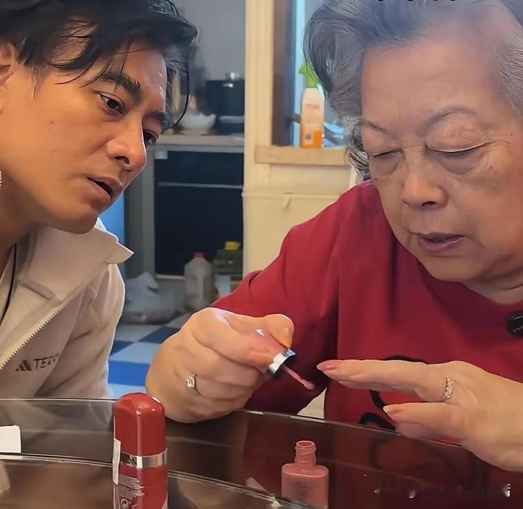 上海阿姨还真的是讲究。演员陈龙的妈妈，一个星期修一次指甲，80多岁了，时不时的