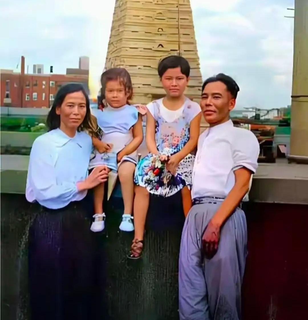 1949年，贺子珍与哥哥贺敏学还有侄女的合影，一家姊妹几个就剩她和哥哥了！