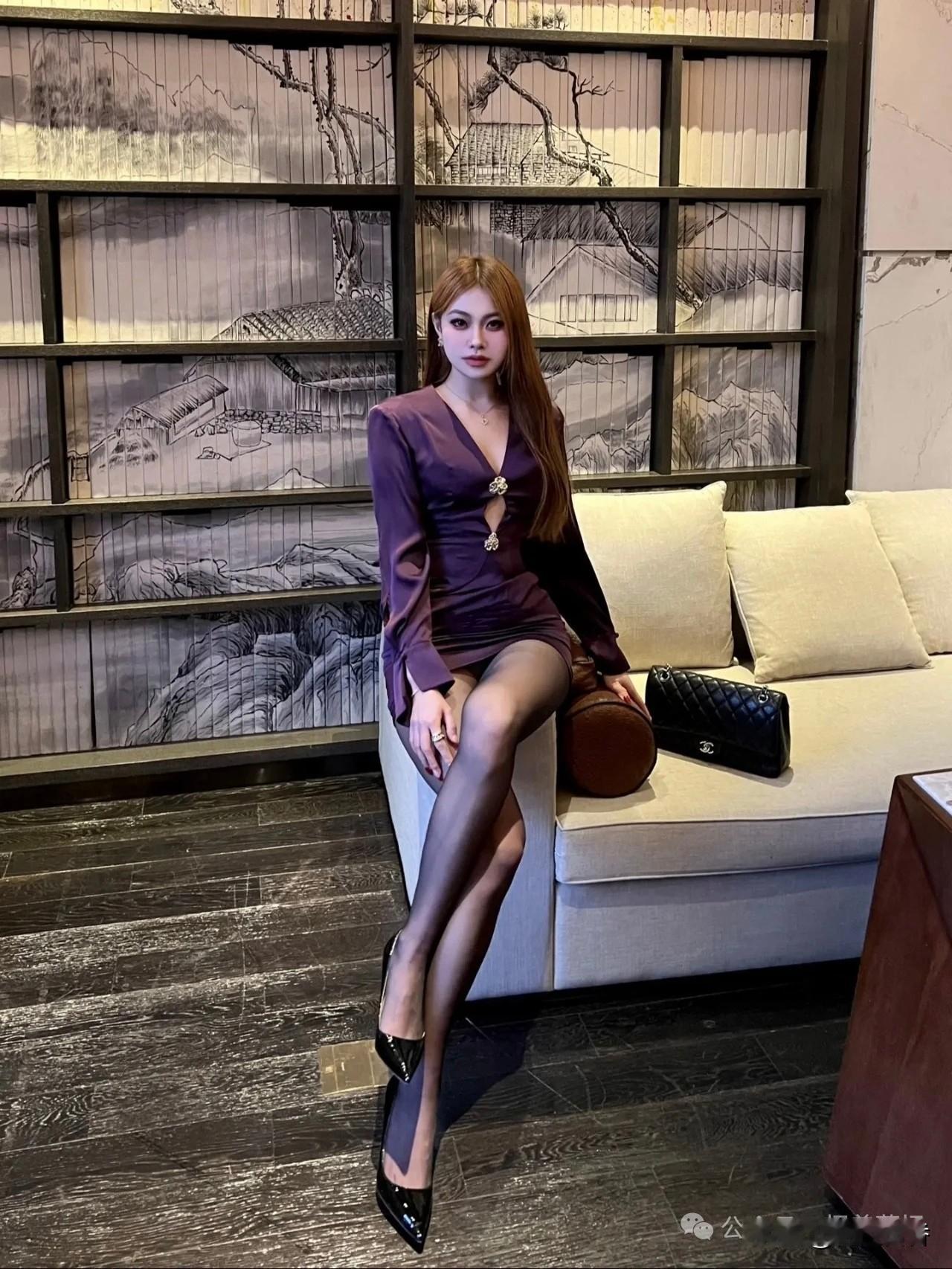 优雅紫裙，复古风沙发，时尚都市女郎？！