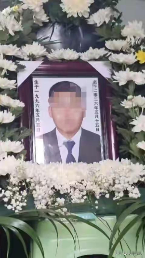 医者抬棺竟成绝唱！贵州毕节，一个30岁的男医生回村帮村民抬棺，半道上，他突然直直