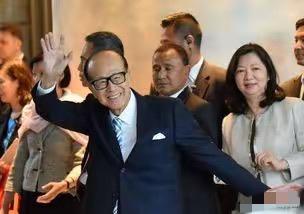 李嘉诚果断大规模抛售英国资产，可能是已经嗅到了不同寻常的危机感！据每日经济新