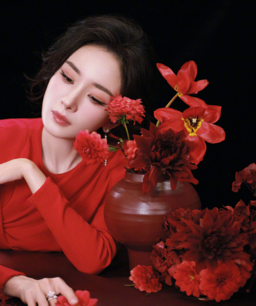 唯有那一抹红，在生长、漫溢、自成宇宙