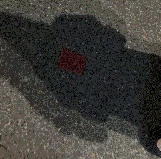 笑不活了！夜里的马路上，女子跟闺蜜意外捡到一个红包。闺蜜立马提醒她，这有可能是