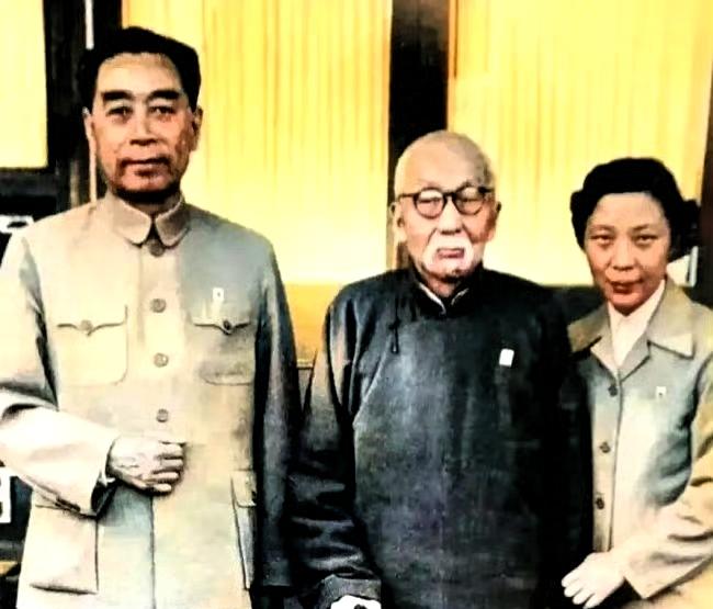 这张1959年的合影，左侧是周恩来总理，中间为毛懋卿，右侧是其女儿。毛懋卿是毛福