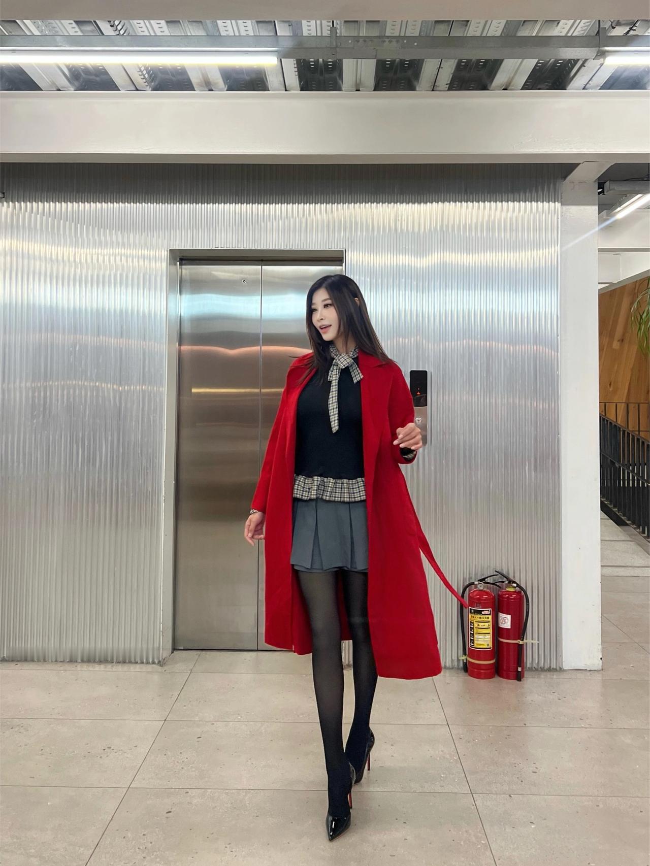 红色在雾气很重的初冬穿上鲜亮的大衣心情也一扫阴霾有时对我来说穿搭就是魔法?