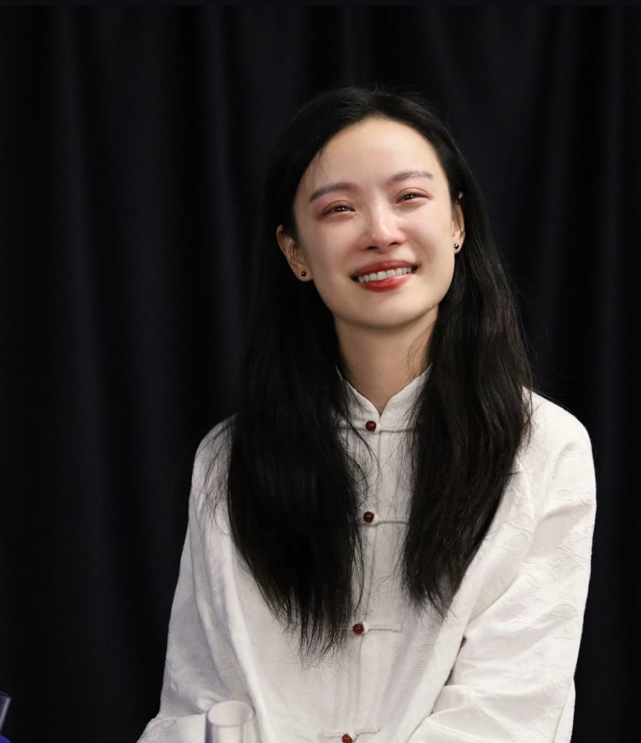 倪妮这段哭戏细节到嘴和手隐身的名字她在梁宜面前忍着不哭，眼眶红了一圈，话里全是