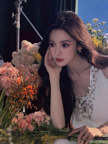 娜扎这波让我来发娜扎穿亮片白裙的样子也太绝了💫，整体造型简约高级，白色调温柔又