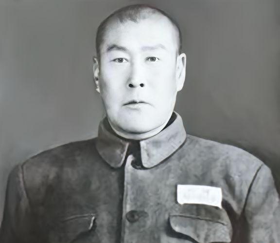1942年，游击队长甄凤山半夜趁女战士熟睡之时，潜入到她的房间，而原因竟是她从不