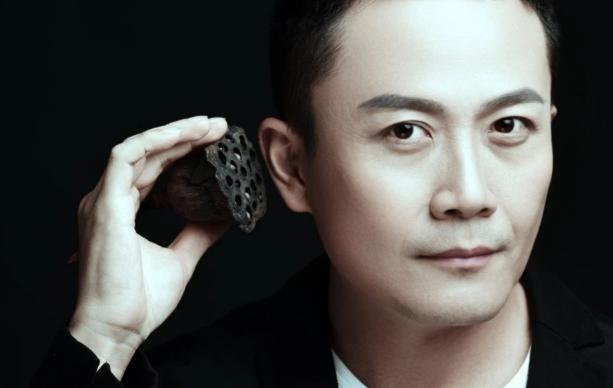 2006年，一男子为凤凰传奇写了一首歌，没想到一听完小样，玲花就把它扔了：“这也