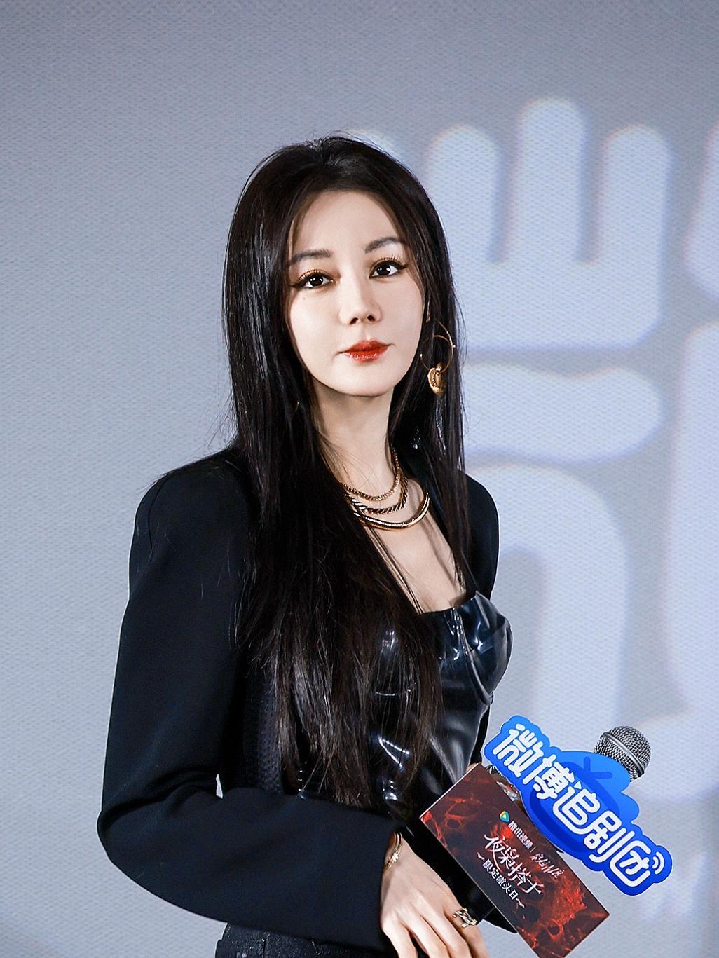 迪丽热巴这组造型是“行走的贵气教科书”？漆皮抹胸搭不规则拖尾裙，黑西装一罩直接把