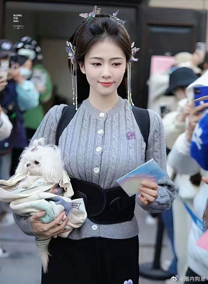 白鹿身材太优越，毛线衣都藏不住的好曲线，气质满分！​​​