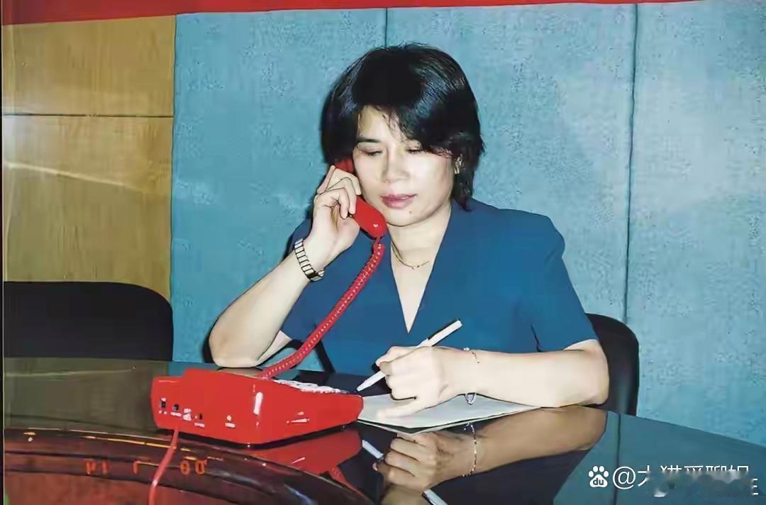 董明珠年轻时的照片，确实是影视剧中精英女总裁的样子