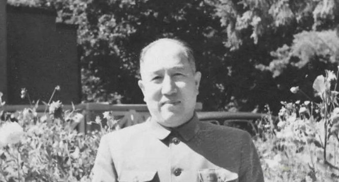 1945年他担任粟裕的军区参谋长，协助指挥战斗，让粟裕极为喜爱，谁料三个月后，此