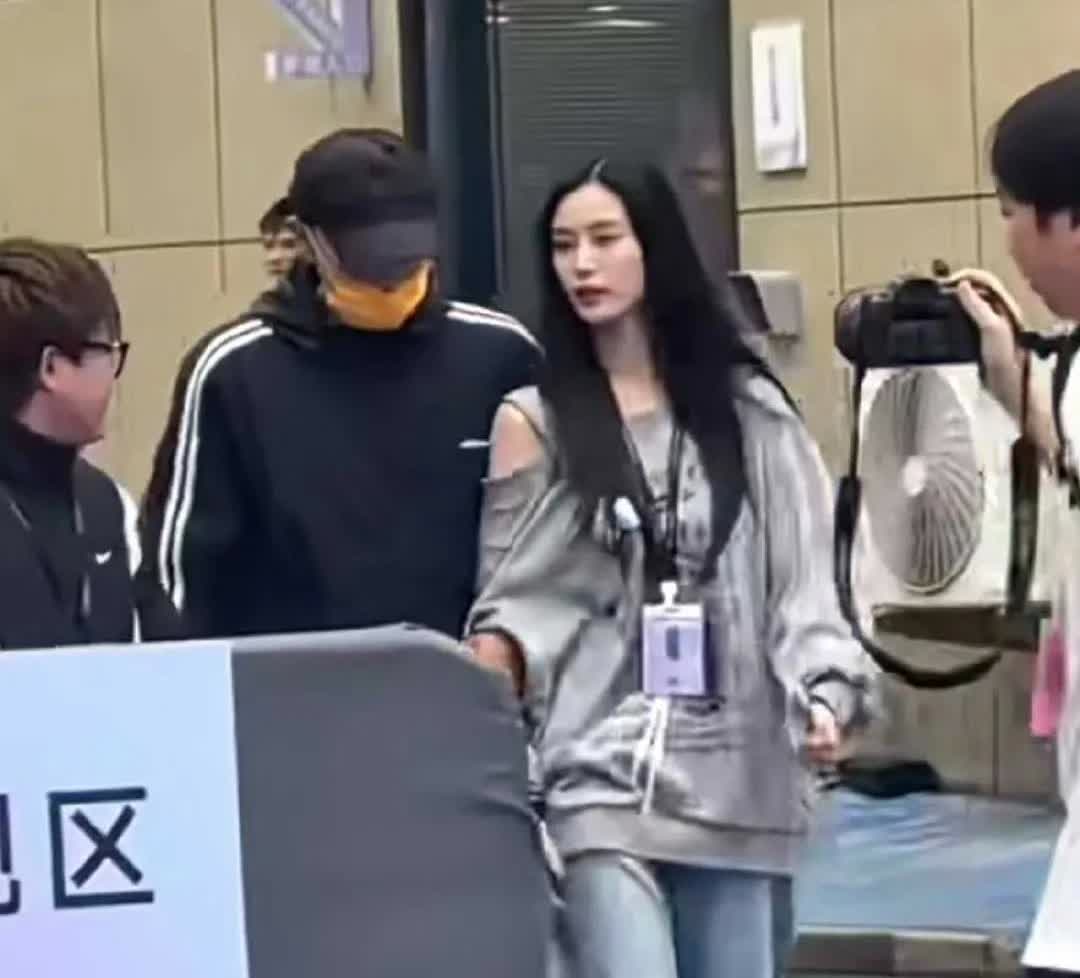 黄子韬真是太爱徐艺洋了，女强男弱的家庭地位一眼看出，黄子韬挽着徐艺洋，真的一眼看