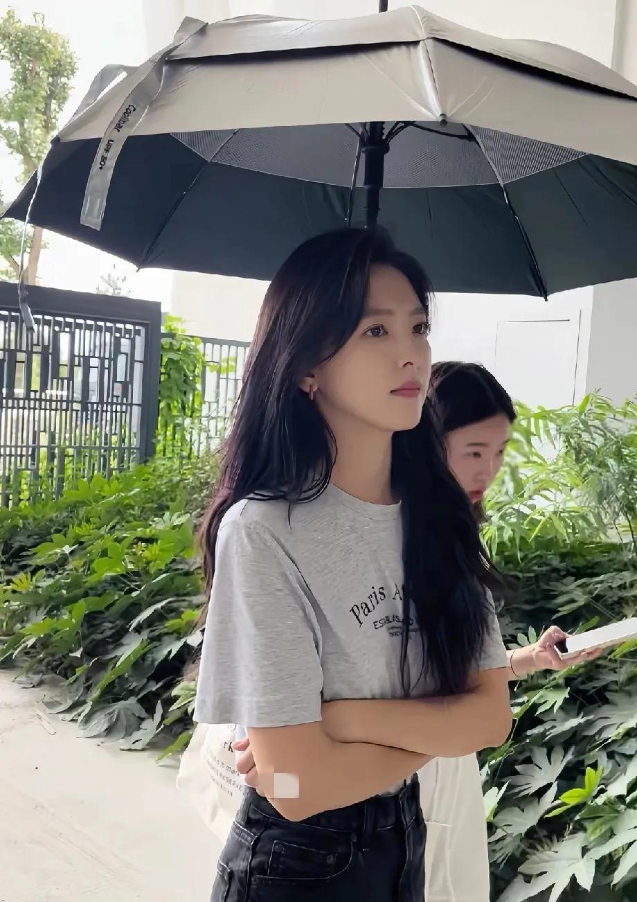 章若楠属于介于少女和少妇之间，她真的太明媚太好看了，又乖又纯，男女都喜欢的美。